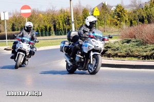 Policyjni motocykliści podczas służby.
