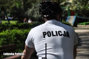 Policjant w patrolu rowerowym.