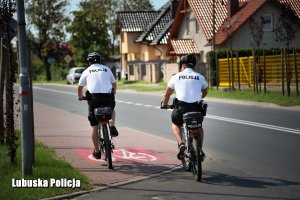Policjanci w patrolu rowerowym.