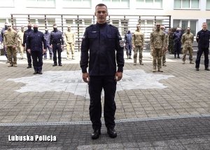 Zastępca Komendanta Wojewódzkiego Policji w Gorzowie Wielkoposkim informujący o akcji charytatywnej #GaszynChallange - w tle pozostali policjanci.