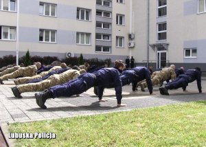 Policjanci w akcji charytatywnej #GaszynChallange robią pompki