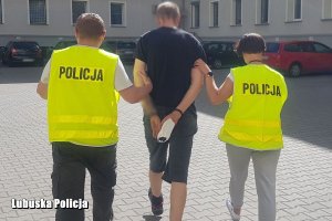 Mężczyzna zatrzymany przez policjantów.
