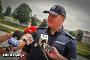 Inspektor Jarosław Pasterski udziela wywiadu
