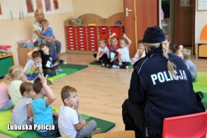 policjantka rozmawia z dziećmi w przedszkolu.