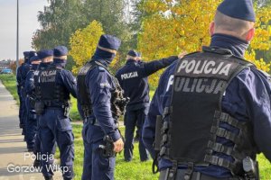 Policjanci oddziałów prewencji w poszukiwaniu osoby zaginionej