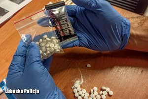 Oględziny i zabezpieczanie ujawnionych tabletek ecstasy
