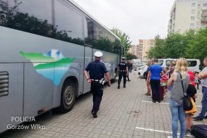 policjanci kontrolują autobusy wycieczkowe