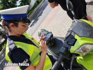 Policjantka legitymuje motorowerzystę