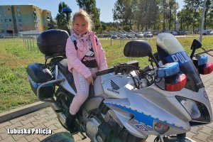 dziewczynka na motocyklu