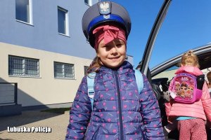 dziewczynka w policyjnej czapce