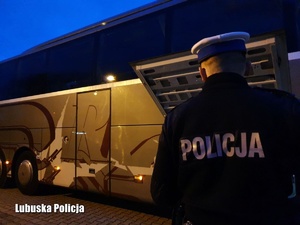 Policjant sprawdza wyposażenie autokaru