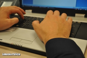mężczyzna piszący na klawiaturze laptopa