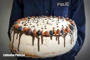 policjantka trzyma tort