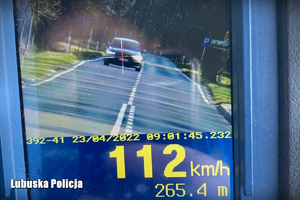 Obraz z rejestratora pojazdu marki Audi przekraczającego prędkość.