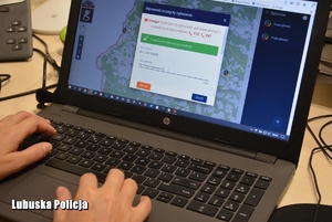 laptop z otwartą Krajową Mapą Zagrożeń Bezpieczeństwa