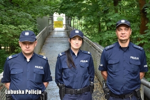 policjanci stoją przed zamkniętym mostem