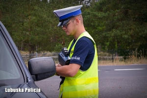 Policjant podczas kontroli pojazdu