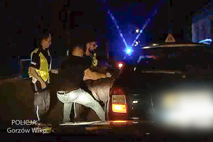 Policjant po służbie i drogówki wyciągają zza kierownicy pijanego kierowcę