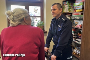 policjant rozmawia z seniorką