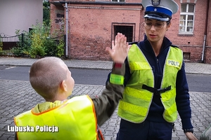 Policjantka przybija piątką z chłopcem