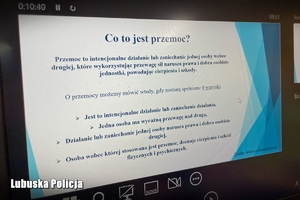 Ekran komputera ze slajdem o przemocy