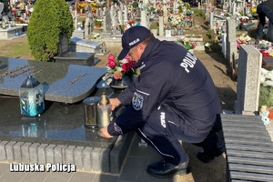 policjant odwiedził grób zmarłego kolegi
