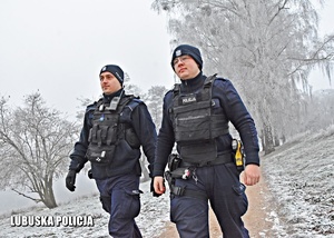 policjanci w zimowej scenerii