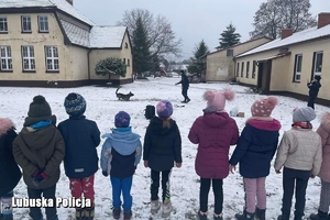 dzieci oglądają policyjnego psa w akcji