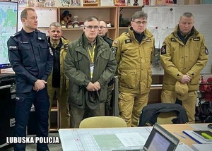 Komendant Wojewódzki oraz strażacy podczas odprawy do działań