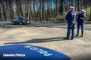 policjanci kontrolują prędkość pojazdów