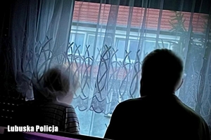 seniorzy stoją przy oknie