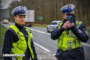 Policjanci drogówki podczas kontroli prędkości pojazdów.