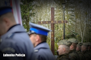mundurowi i Krzyż Ofiar Katynia w tle