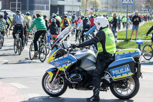 Policjant na motocyklu zabezpiecza przejazd
