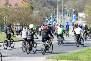 Rowerzyści przejeżdżają ulicami miasta