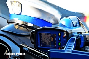 miernik prędkości i policyjna czapka na kokpicie radiowozu