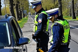 policjanci podczas kontroli kierującego