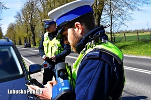 policjanci podczas kontroli kierującego