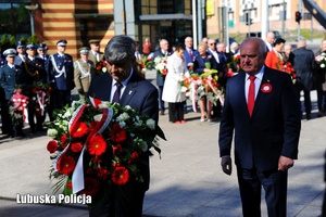 Wojewoda Lubuski wraz z dyrektorem generalnym Lubuskiego Urzędu Wojewódzkiego składa wieniec przy pomniku Marszałka Piłsudskiego