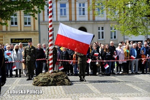 Poczet flagowy żołnierzy przed podniesieniem flagi.
