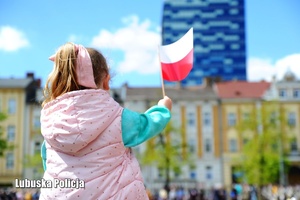 Dziewczynka z flaga Polski.