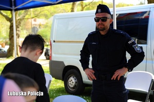 Policjant na stoisku promocyjnym Lubuskiej Policji.