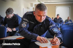 policjant rozwiązujący test wiedzy