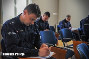 policjant rozwiązujący test wiedzy