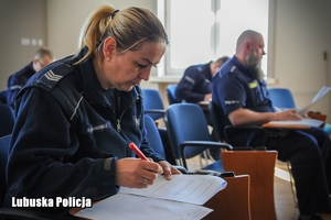 policjantka rozwiązująca test wiedzy