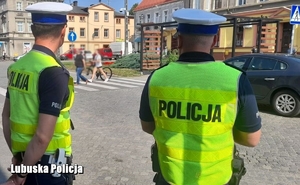 policjanci obserwują przejście dla pieszych