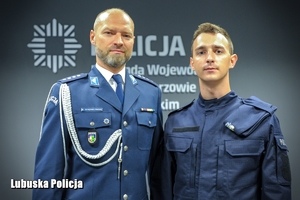 dwóch policjantów stoi na sali konferencyjnej
