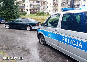 Policyjny radiowóz, a przed nim pojazd osobowy.
