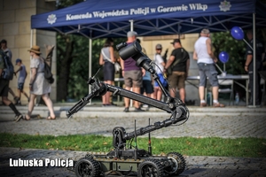 policyjny robot jedzie obok stoiska promocyjnego Lubuskiej Policji