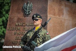 żołnierz stoi przy pomniku Marszałka Piłsudzkiego